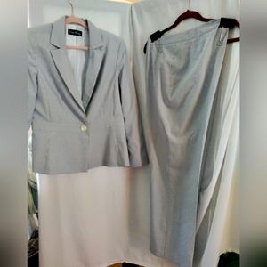 Evan Picone Seersucker Gray Pantsuit  Size 14 Pre-owned Excellent Condition.